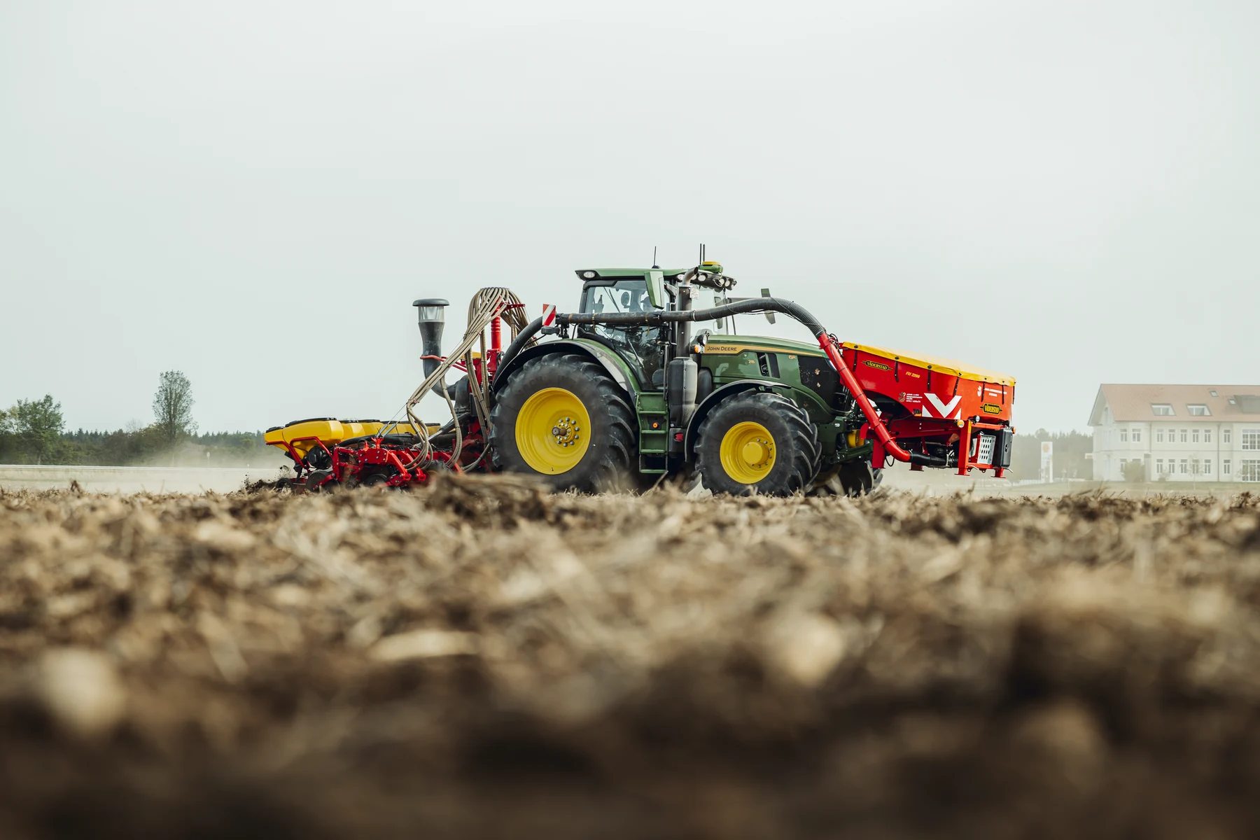 Traktor mit Sätechnik auf dem bearbeiteten Acker