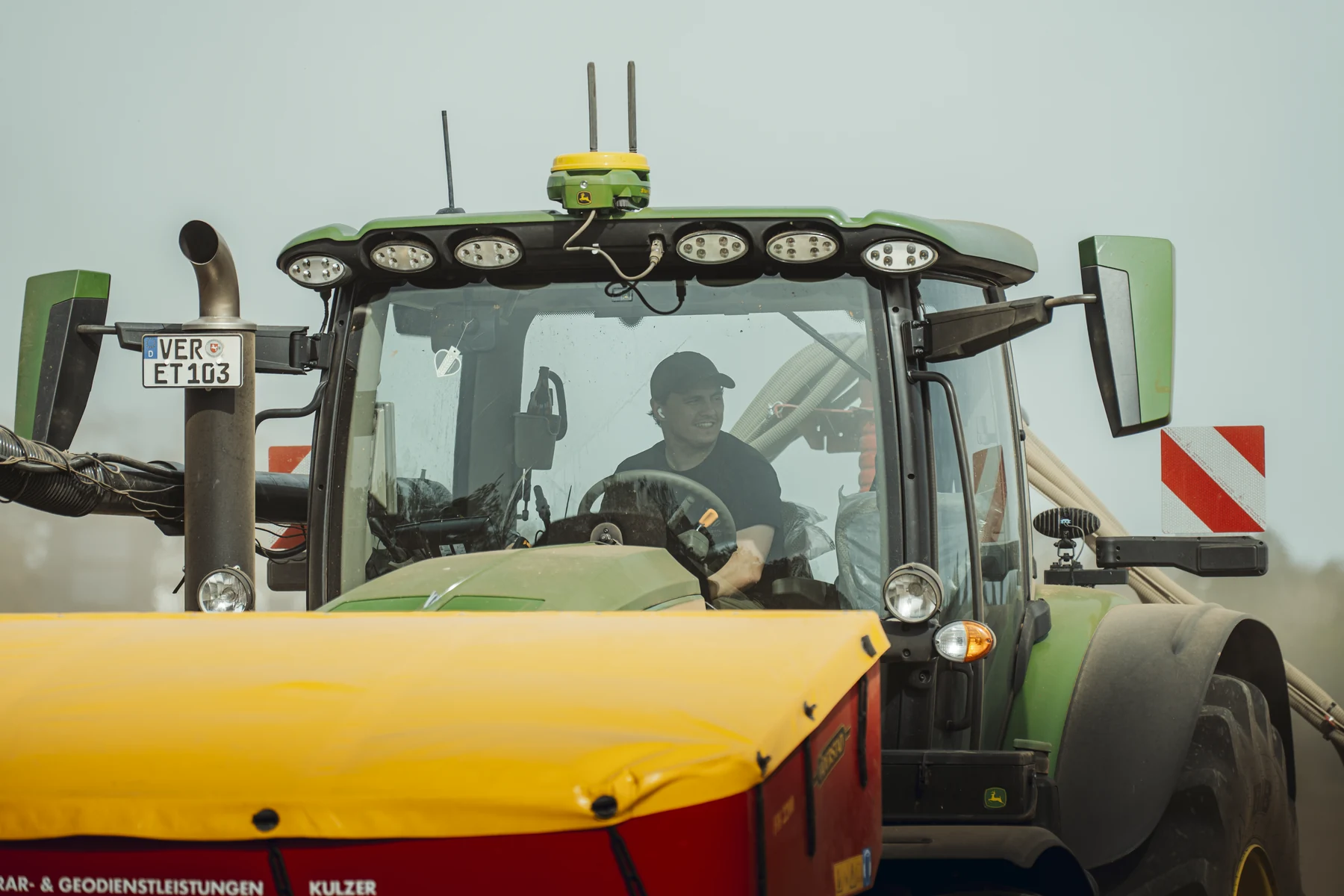 Marco Kulzer am Steuer des Traktors bei der Feldarbeit